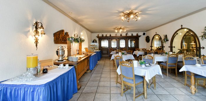 Restaurant-Raum mit Kronleuchter und gedeckten Tischen im Landhotel Lohmann
