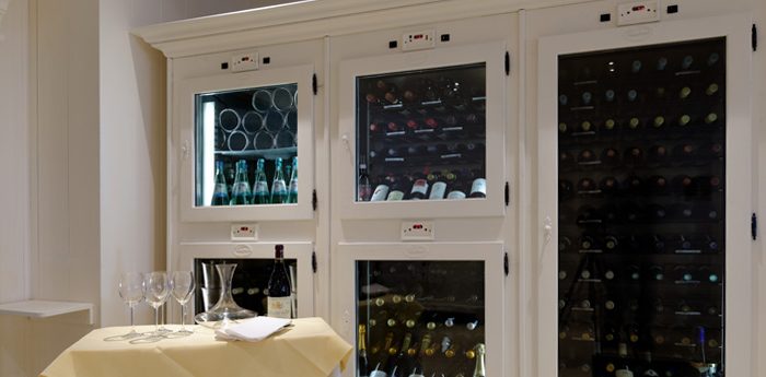 Weinregal mit ausgewaehlten Weinen
